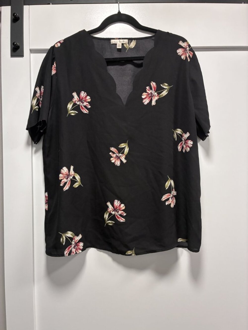 Nine Britton Scalloped V-Neck Floral Blouse Women's XL Black Short Sleeve